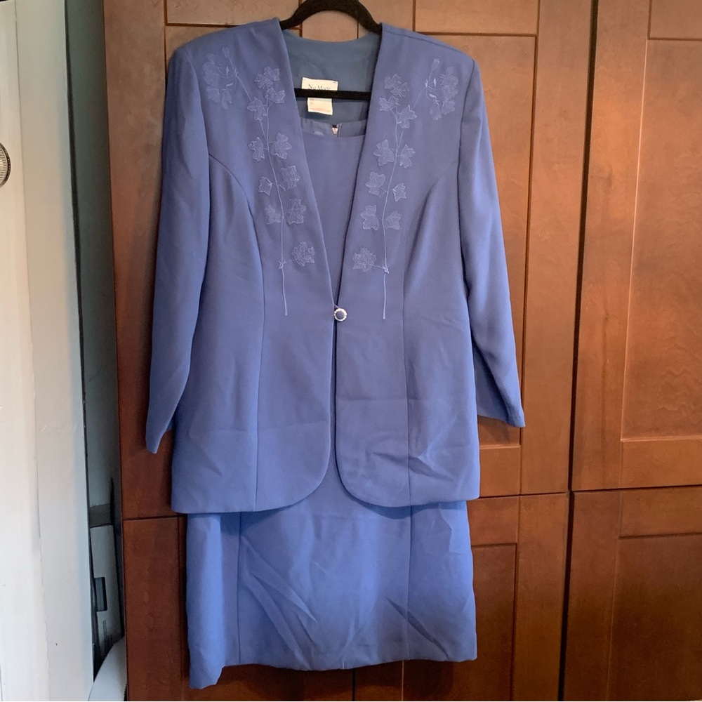 SALE!! Vintage Suit dress 2 piece fits like a 12.    2